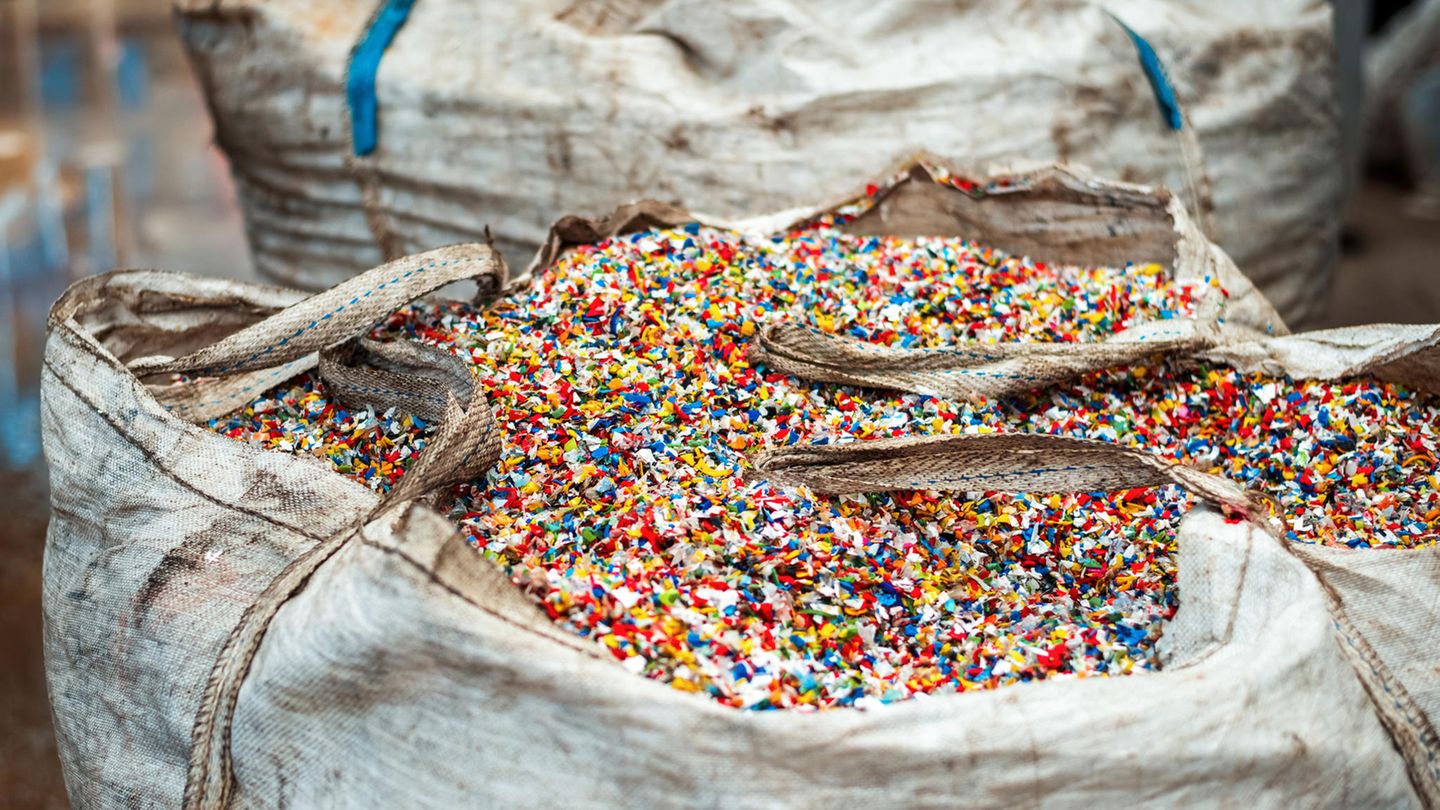Geschredderter Plastikmüll in einem Sack