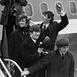 Die Beatles entsteigen einem Flugzeug