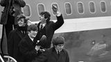 Die Beatles entsteigen einem Flugzeug