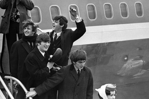 Die Beatles entsteigen einem Flugzeug