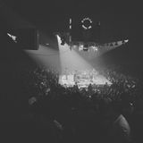 Die Beatles bei einem Live-Konzert auf einer Bühne, umringt von Fans