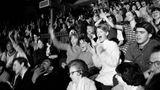 Begeisterte Fans bei einem Beatles-Konzert
