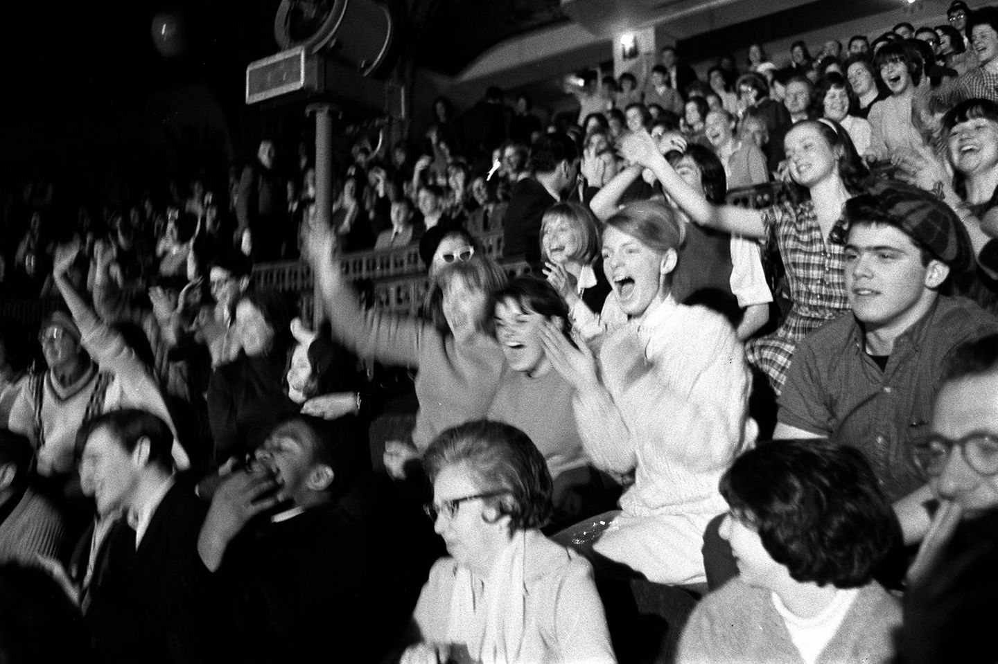 Beliebt bei jungen Frauen Begeisterte Fans bei einem Beatles-Konzert