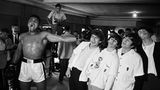 Muhammad Ali tut so, als würde er gegen die Beatles boxen
