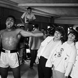 Muhammad Ali tut so, als würde er gegen die Beatles boxen