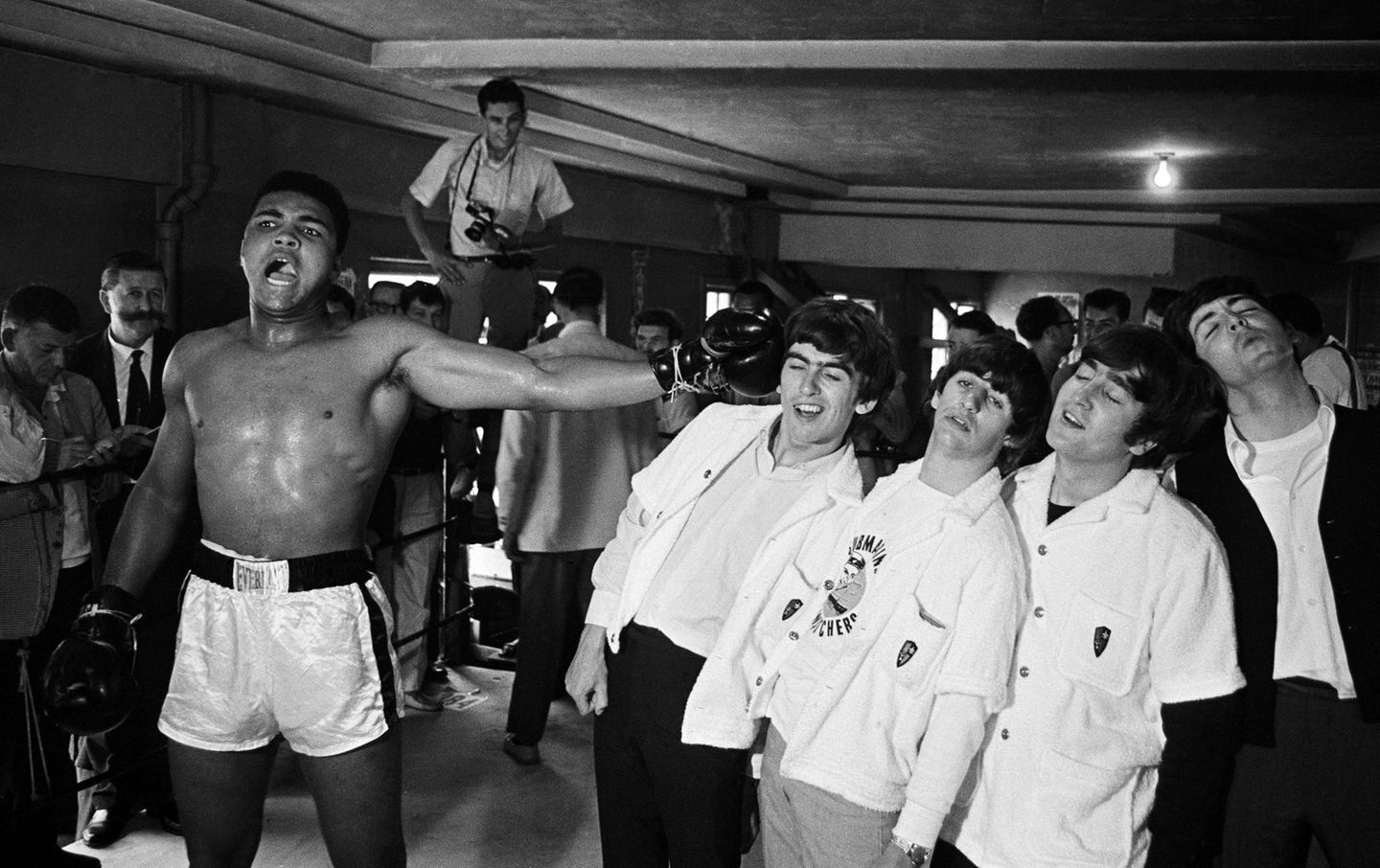 Muhammad Ali tut so, als würde er gegen die Beatles boxen
