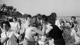 Ringo Starr am Strand umringt von weiblichen Fans