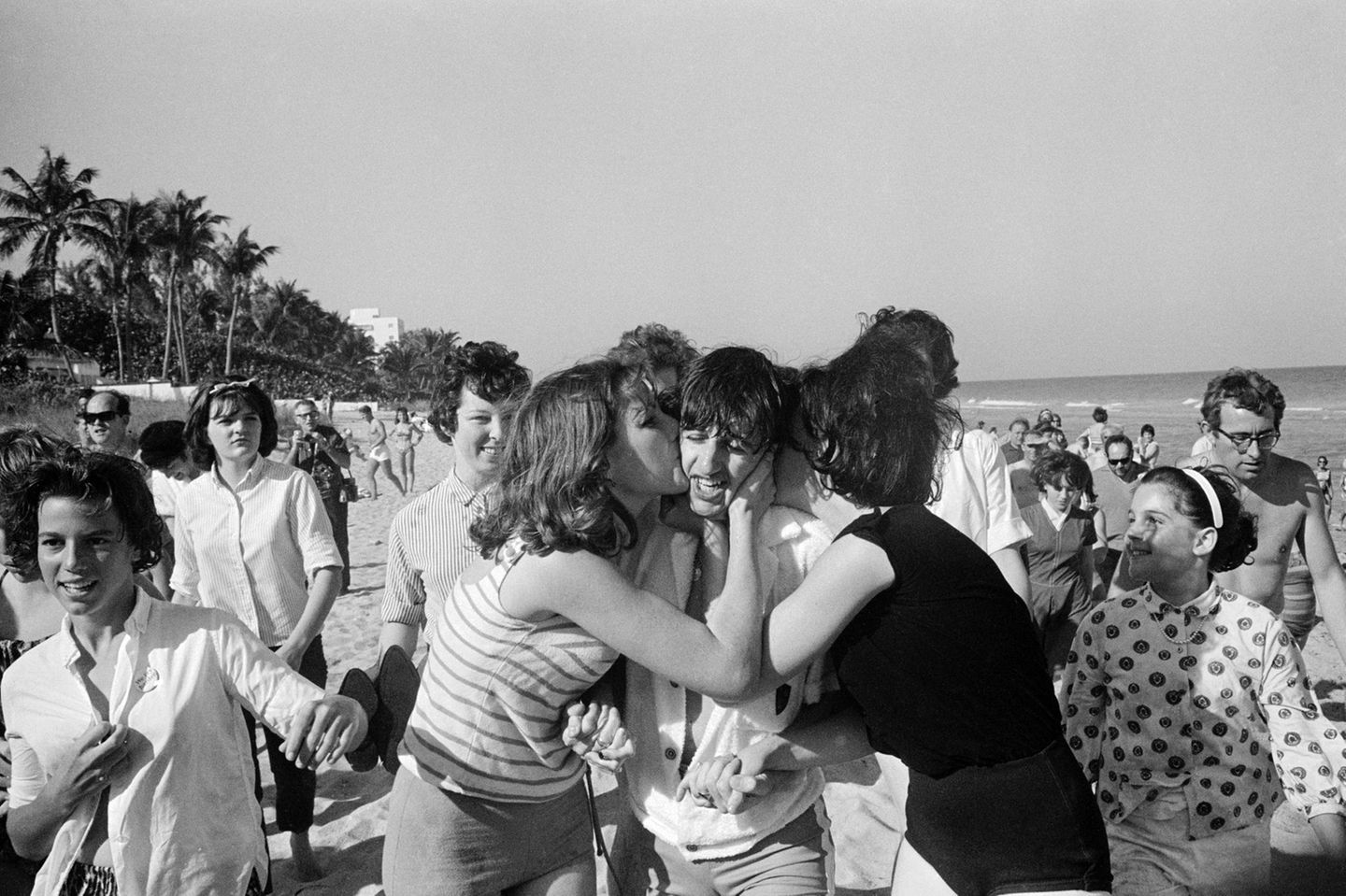 Auch der Strand eine Bühne Ringo Starr am Strand umringt von weiblichen Fans