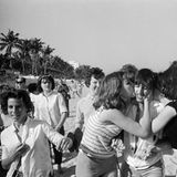 Ringo Starr am Strand umringt von weiblichen Fans