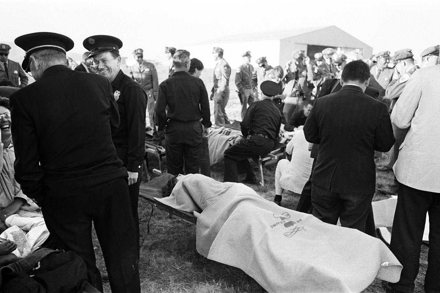 Begeisterung, bis der Arzt kommt Menschen liegen auf Pritschen, drumherum stehen andere Personen