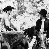 Paul McCartney und John Lennon auf Pferden