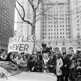 Eine Gruppe von Beatles-Fans in New York