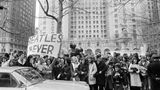 Eine Gruppe von Beatles-Fans in New York