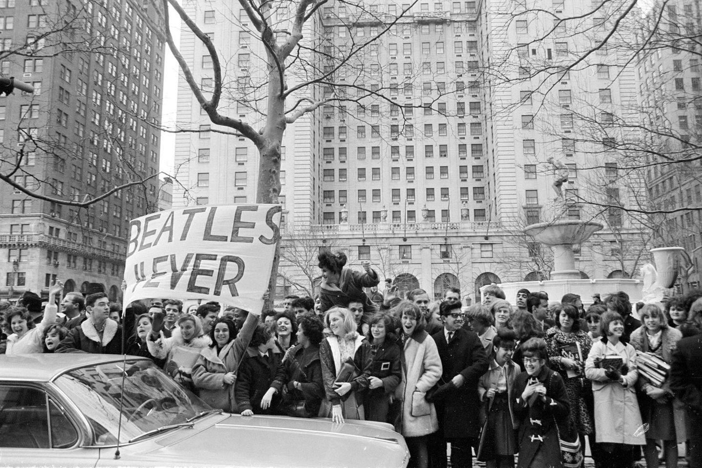 Eine Gruppe von Beatles-Fans in New York