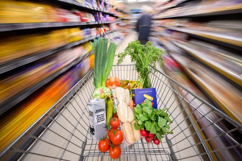 "Es wird Jahre geben, in denen bestimmte Produkte wie Avocado, Kakao, Kaffee, Mango, Kokos, Papaya und Bananen knapper werden können", sagt ein Experte der Umweltschutzorganisation WWF