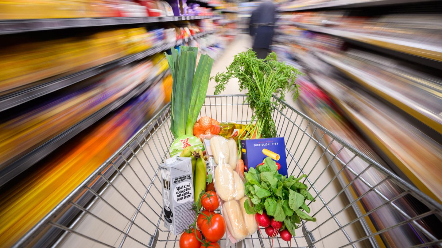 "Es wird Jahre geben, in denen bestimmte Produkte wie Avocado, Kakao, Kaffee, Mango, Kokos, Papaya und Bananen knapper werden können", sagt ein Experte der Umweltschutzorganisation WWF