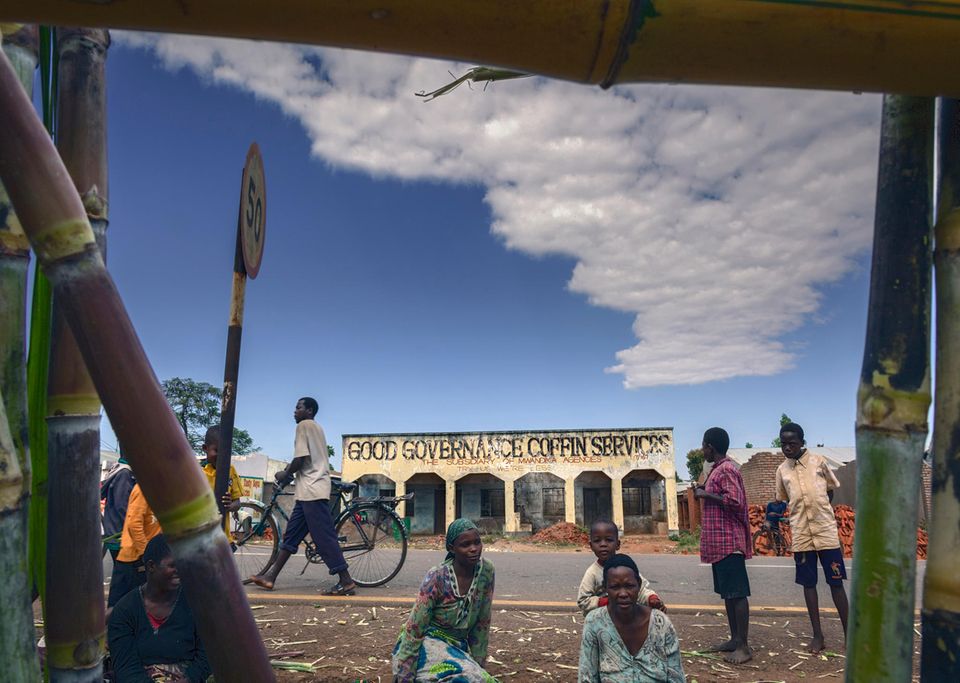 Menschen sitzen auf der Straße, verkaufen Zuckerrohr Menschen sitzen auf der Straße, verkaufen Zuckerrohr