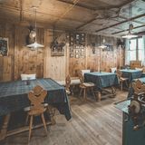 Essstube im ländlichen Stil mit hölzernen Wänden