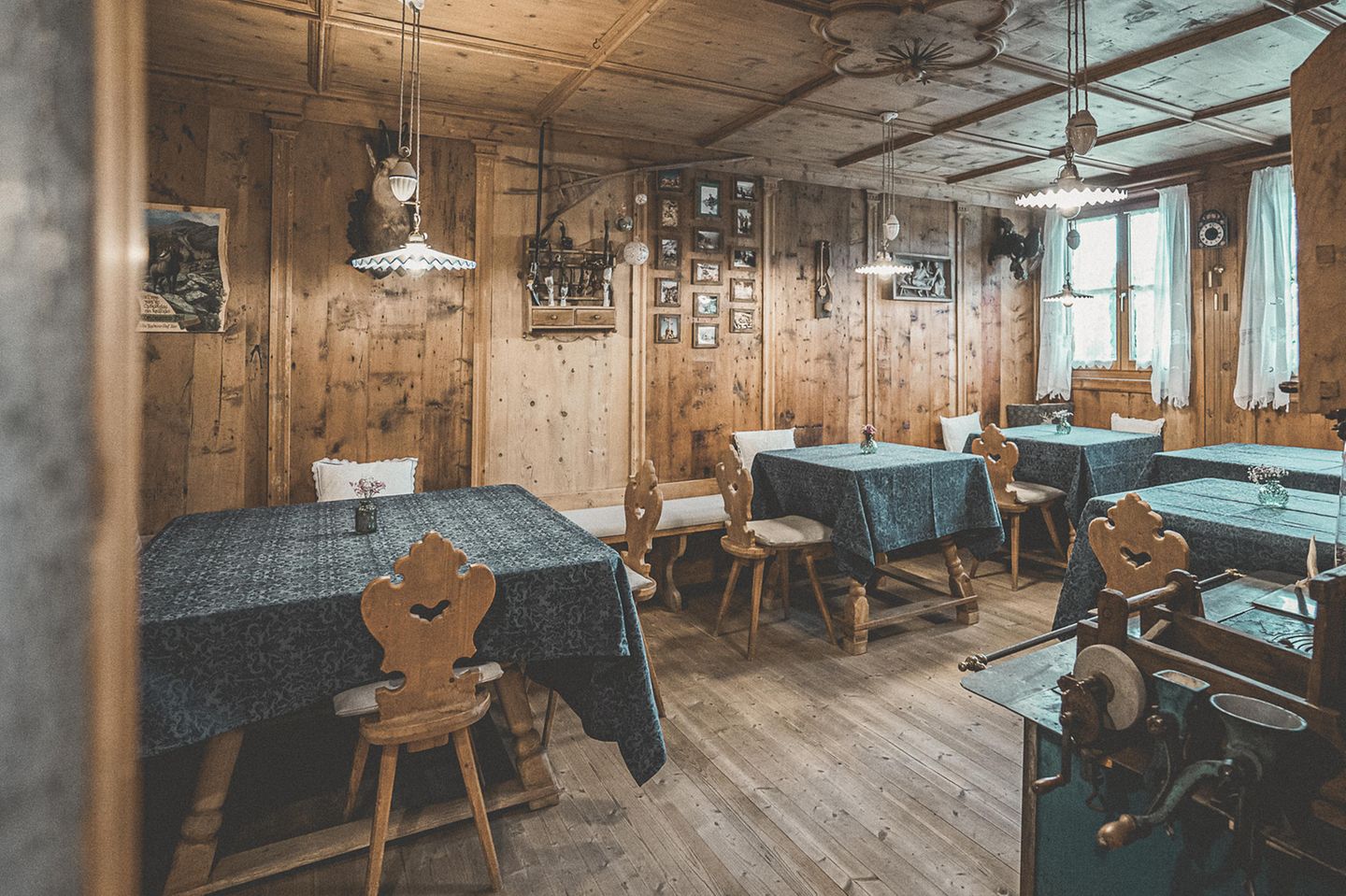 Essstube im ländlichen Stil mit hölzernen Wänden