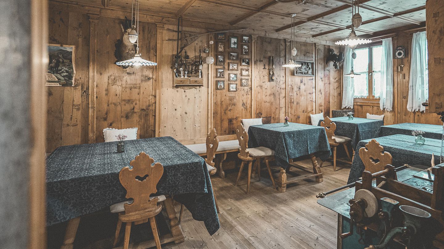 Essstube im ländlichen Stil mit hölzernen Wänden