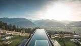 Freiluft-Pool mit Rundumblick über Berglandschaft