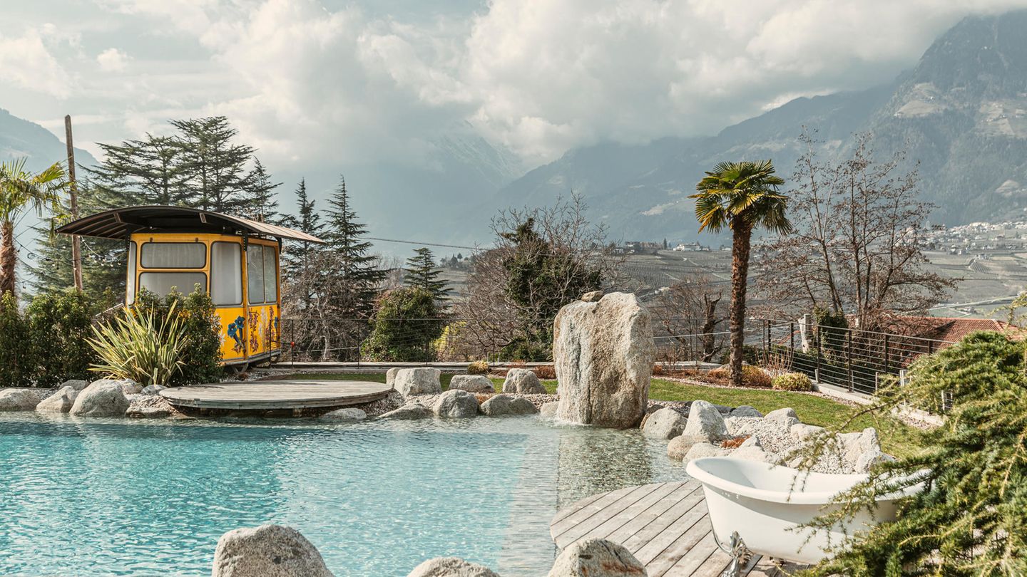 Pool mit Blick auf Berge, rechts zwei Badewannen