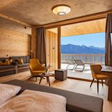 Hotelzimmer mit Balkon und Blick über Berglandschaft
