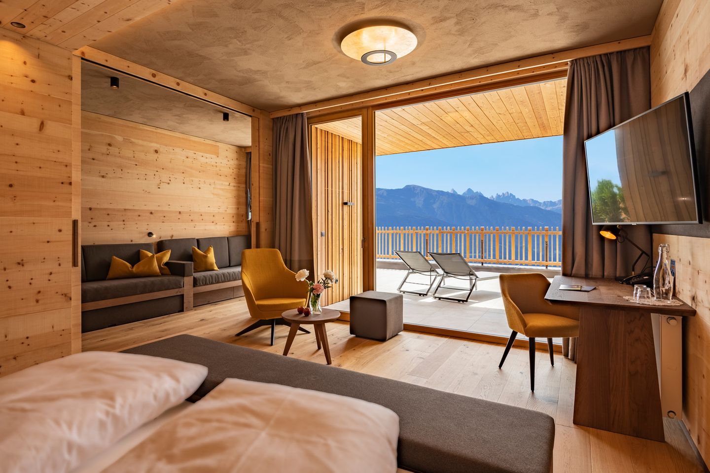 Hotelzimmer mit Balkon und Blick über Berglandschaft