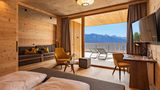 Hotelzimmer mit Balkon und Blick über Berglandschaft