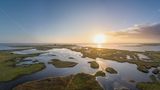 Am Ostseestrand: Karrendorfer Wiesen bei Greifswald Luftaufnahme von Wasserflächen mit Grasinseln, dahinter die Ostsee