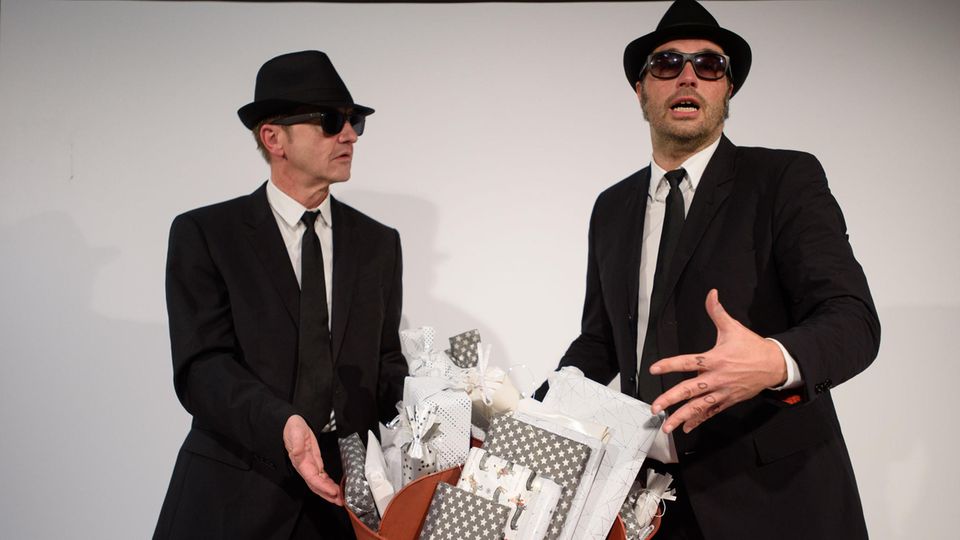 In Gestalt der Blues Brothers versteigern zwei Organisatoren der Aktion "Zwecklöffeln" einen Adventskorb