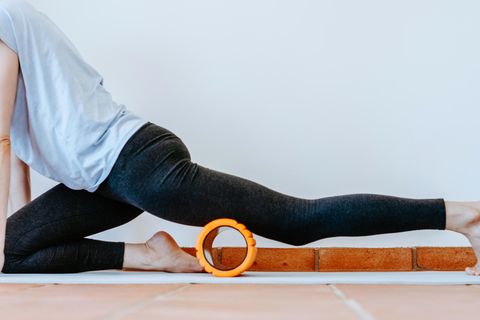 Ob Beckenwiege oder Rippenöffner: Zehn Minuten Training zweimal pro Woche reichen schon aus
