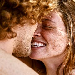 Jünger glückliches Paar, beide rothaarig mit Sommersprossen