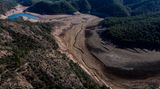 Hart getroffen werden von dem Wassernotstand auch die Landwirte. Sie müssen ihren Verbrauch um 80 Prozent reduzieren. Die Viehwirtschaft muss 50, die Industrie 25 Prozent einsparen. Bei Verstößen sind Strafen von bis zu 150.000 Euro vorgesehen