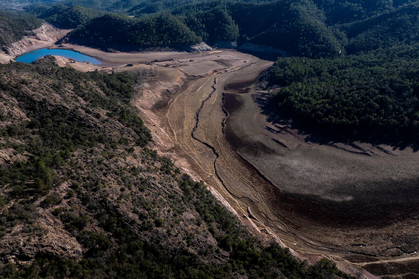 Trockenes Rinnsal: der Stausee Arnius-Boadella Hart getroffen werden von dem Wassernotstand auch die Landwirte. Sie müssen ihren Verbrauch um 80 Prozent reduzieren. Die Viehwirtschaft muss 50, die Industrie 25 Prozent einsparen. Bei Verstößen sind Strafen von bis zu 150.000 Euro vorgesehen