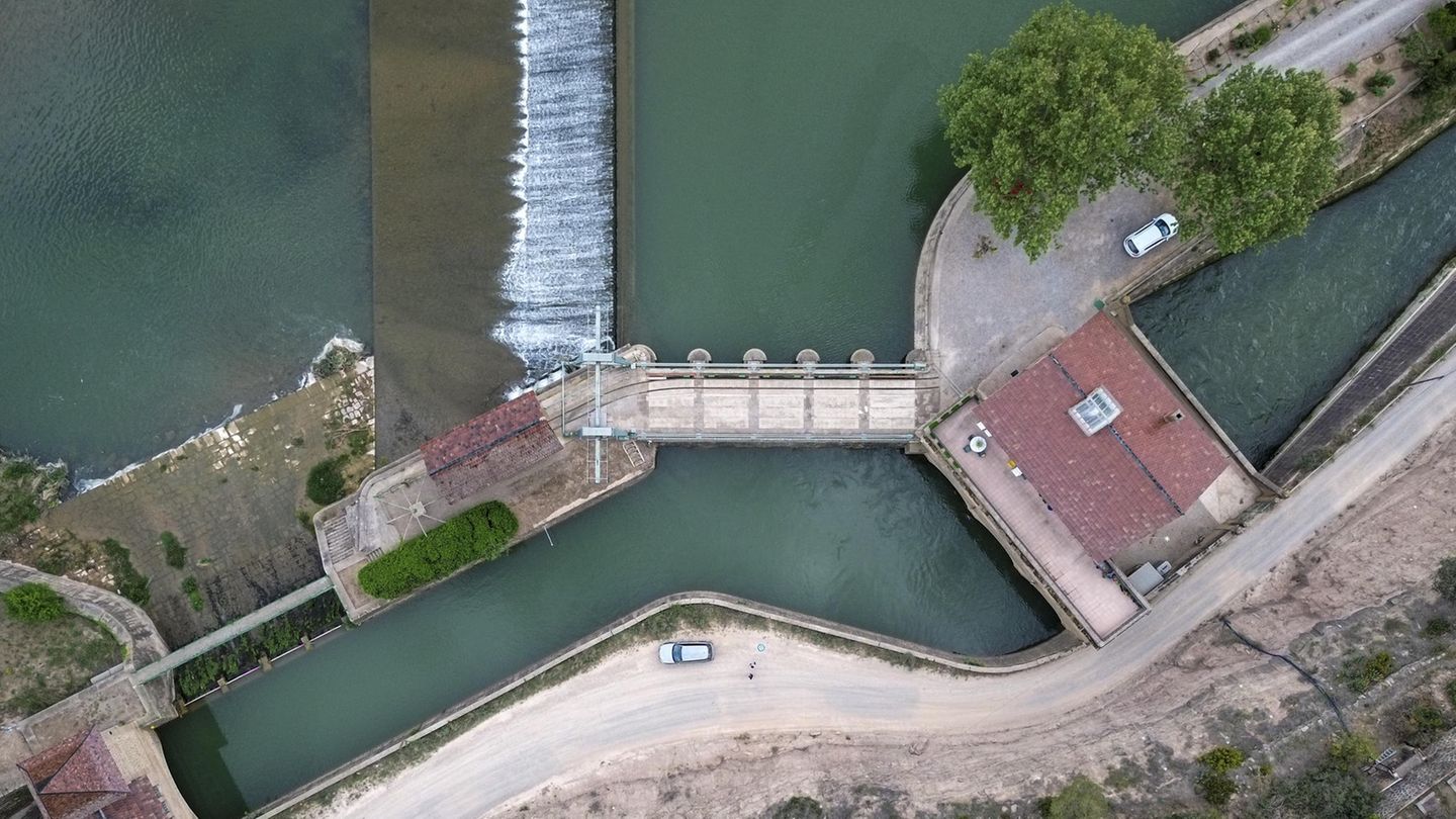 Bewässerungskanal außer Dienst Der Canal de l'Urgell im katalonischen Bezirk Lleida dient hauptsächlich der Bewässerung. Sein Einzugsgebiet umfasst 70.000 Hektar landwirtschaftliche Flächen und 77.000 Einwohner. Aufgrund der anhaltenden Trockenheit wird der 161 Jahre alte Bewässerungskanal in diesem Jahr nicht genutzt werden