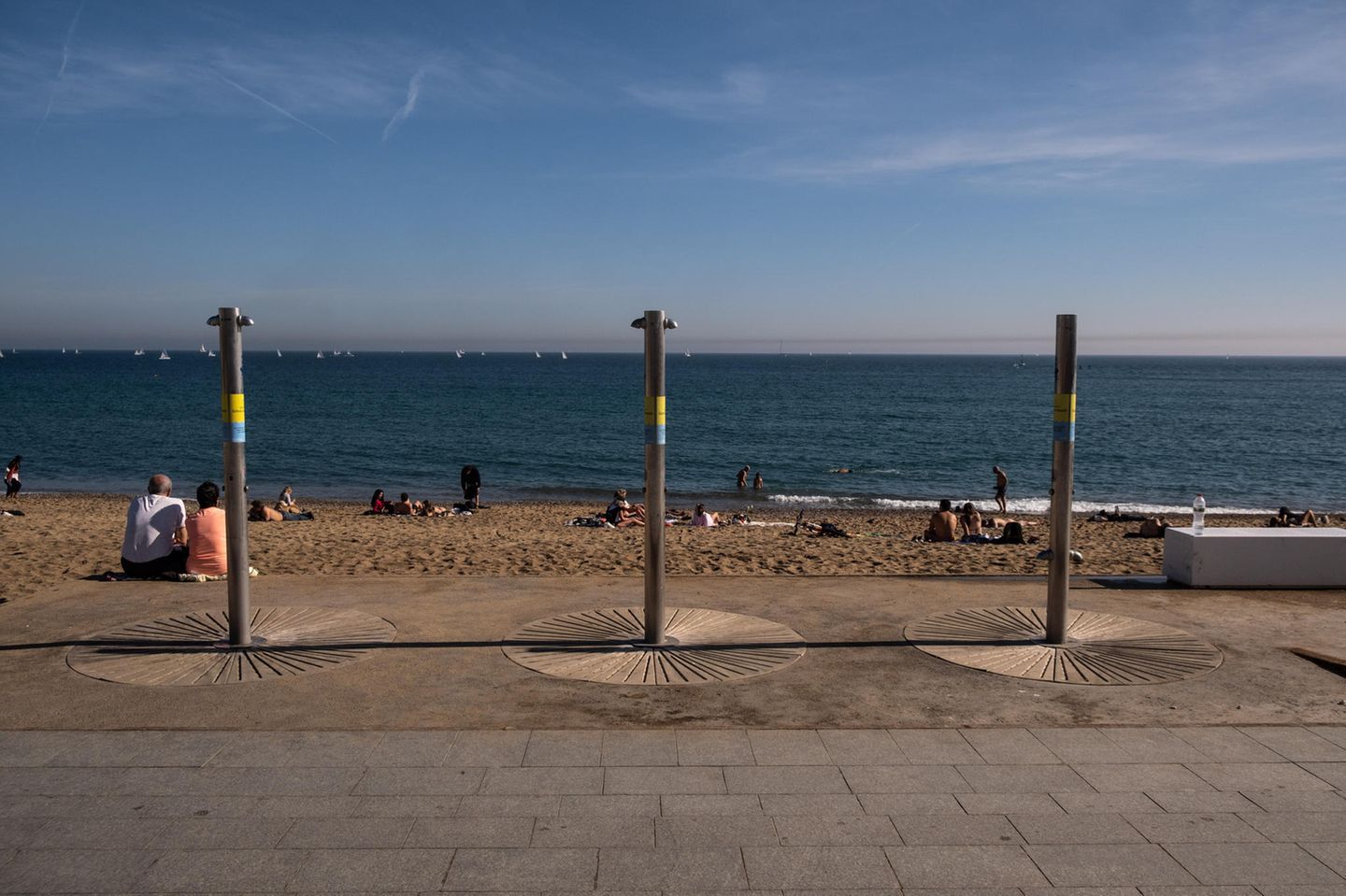 Duschen außer Betrieb Die Regierung von Katalonien hat in der Hauptstadt Barcelona und 201 weiteren Gemeinden der Region im Nordosten Spaniens wegen Wasserknappheit den Notstand ausgerufen. Öffentliche und private Gärten und Parks dürfen nur unter bestimmten Umständen und dann auch nur mit wiederaufbereitetem Wasser bewässert werden. Auch Duschen am Strand von Barcelona wurden schon außer Betrieb genommen