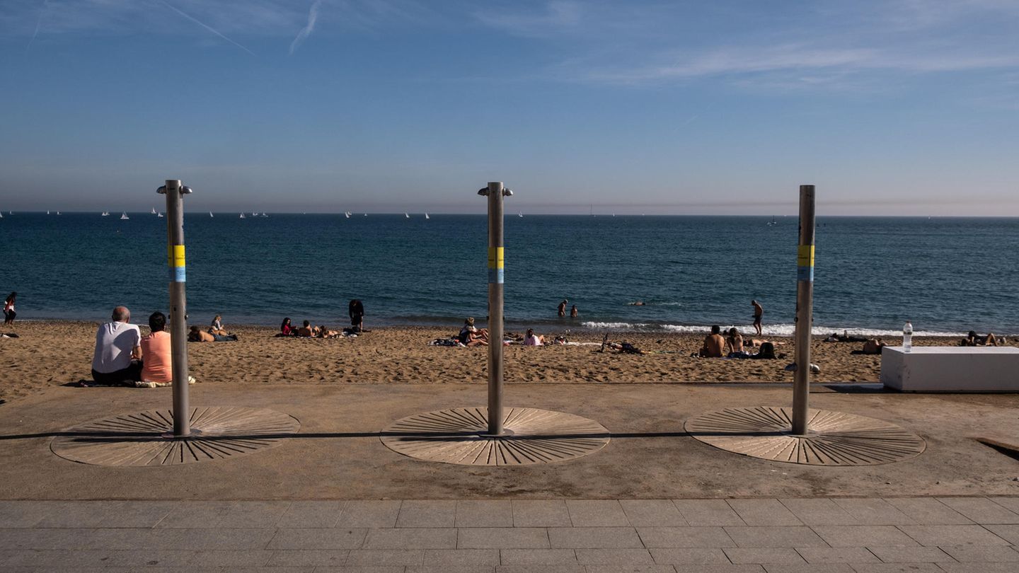 Duschen außer Betrieb Die Regierung von Katalonien hat in der Hauptstadt Barcelona und 201 weiteren Gemeinden der Region im Nordosten Spaniens wegen Wasserknappheit den Notstand ausgerufen. Öffentliche und private Gärten und Parks dürfen nur unter bestimmten Umständen und dann auch nur mit wiederaufbereitetem Wasser bewässert werden. Auch Duschen am Strand von Barcelona wurden schon außer Betrieb genommen