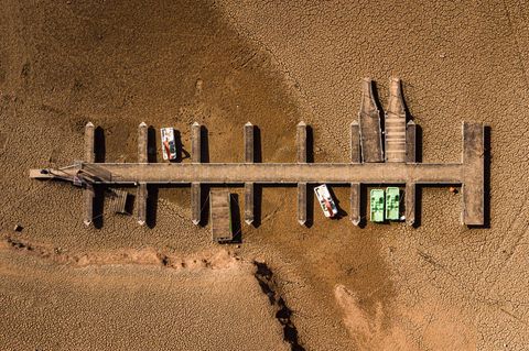 Der Sau-Stausee im Nordosten Spaniens verfügt nur noch über fünf Prozent seines eigentlichen Fassungsvermögens. Forschende rechnen im Zuge des Klimawandels mit veränderten Niederschlagsmustern und länger anhaltenden Dürren. In Katalonien zeichnen sich diese Veränderungen bereits auf dramatische Weise ab: Hier verzeichnen Meteorolog*innen seit 40 aufeinanderfolgenden Monaten unterdurchschnittliche Niederschläge