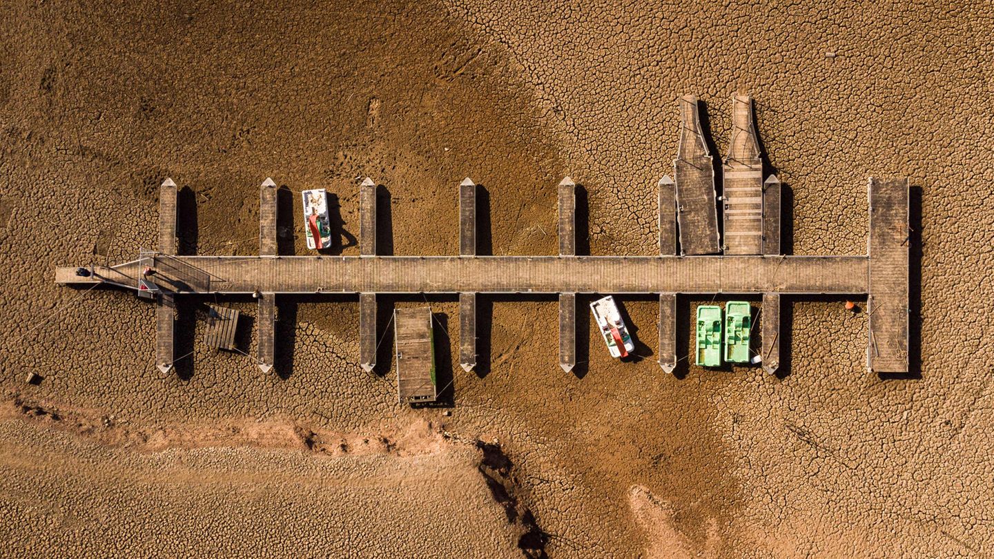 Der Sau-Stausee im Nordosten Spaniens verfügt nur noch über fünf Prozent seines eigentlichen Fassungsvermögens. Forschende rechnen im Zuge des Klimawandels mit veränderten Niederschlagsmustern und länger anhaltenden Dürren. In Katalonien zeichnen sich diese Veränderungen bereits auf dramatische Weise ab: Hier verzeichnen Meteorolog*innen seit 40 aufeinanderfolgenden Monaten unterdurchschnittliche Niederschläge