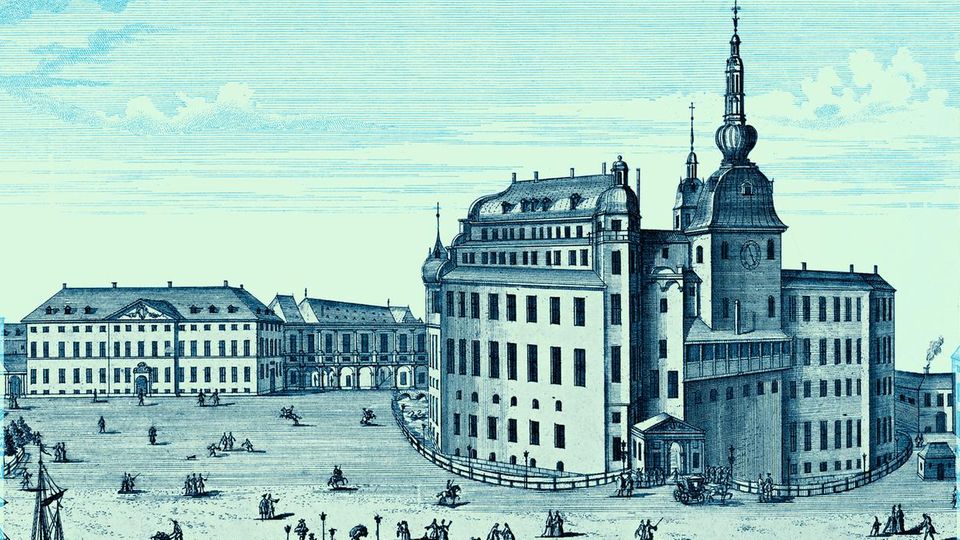 Prachtbauten säumen einen am Wasser gelegenen Kopenhagener Platz, auf dem Menschen zu Fuß und zu Pferd unterwegs sind. Prachtbauten säumen einen am Wasser gelegenen Kopenhagener Platz, auf dem Menschen zu Fuß und zu Pferd unterwegs sind.