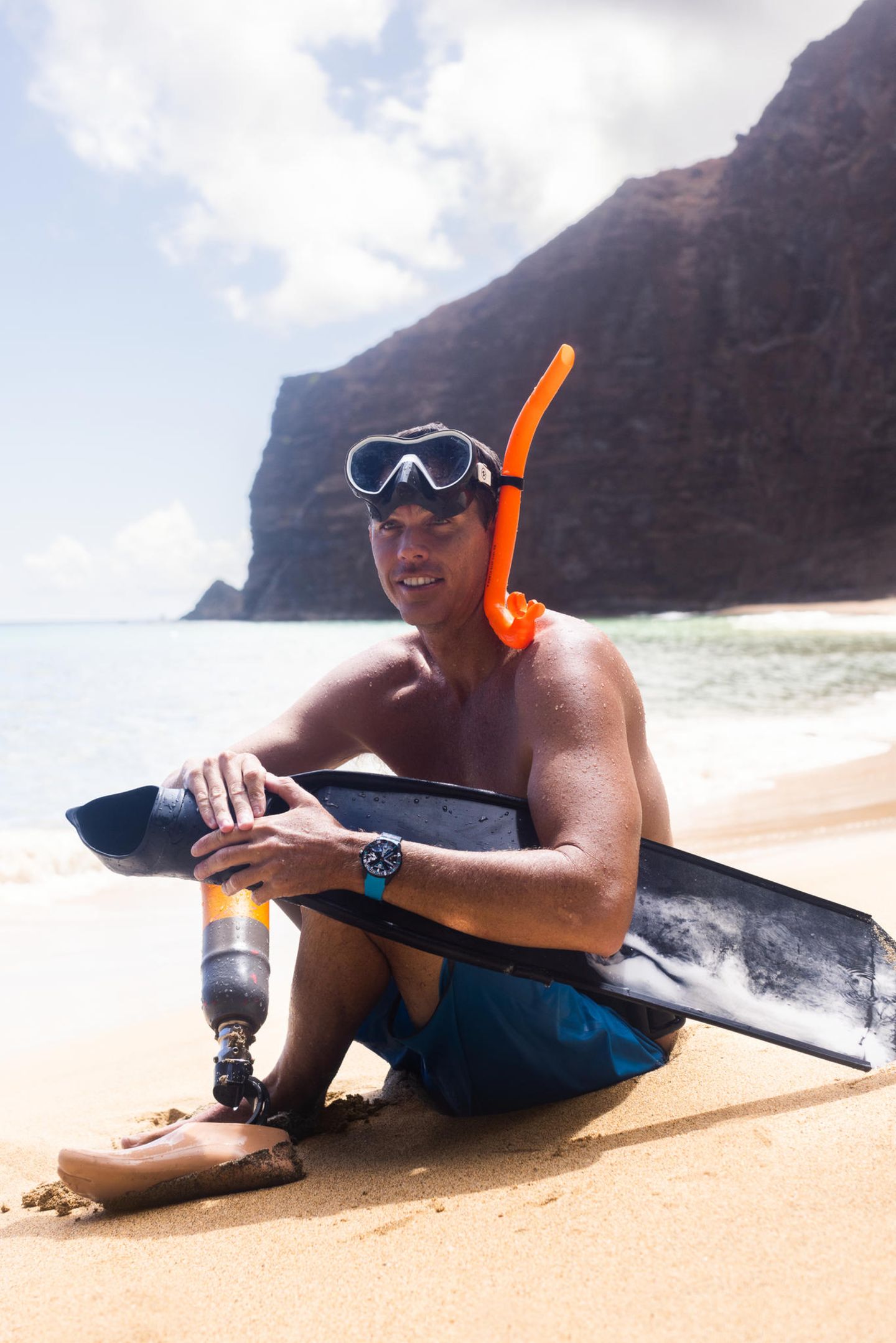 Mike Coots am Strand von Kaua´i, seiner Heimat: Schon wenige Wochen nach seinem Unfall begann er mit seiner Beinprothese wieder zu surfen, zu schnorcheln, zu tauchen