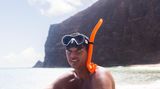 Mike Coots am Strand von Kaua´i, seiner Heimat: Schon wenige Wochen nach seinem Unfall begann er mit seiner Beinprothese wieder zu surfen, zu schnorcheln, zu tauchen
