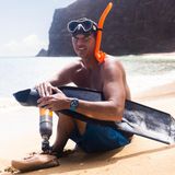 Mike Coots am Strand von Kaua´i, seiner Heimat: Schon wenige Wochen nach seinem Unfall begann er mit seiner Beinprothese wieder zu surfen, zu schnorcheln, zu tauchen