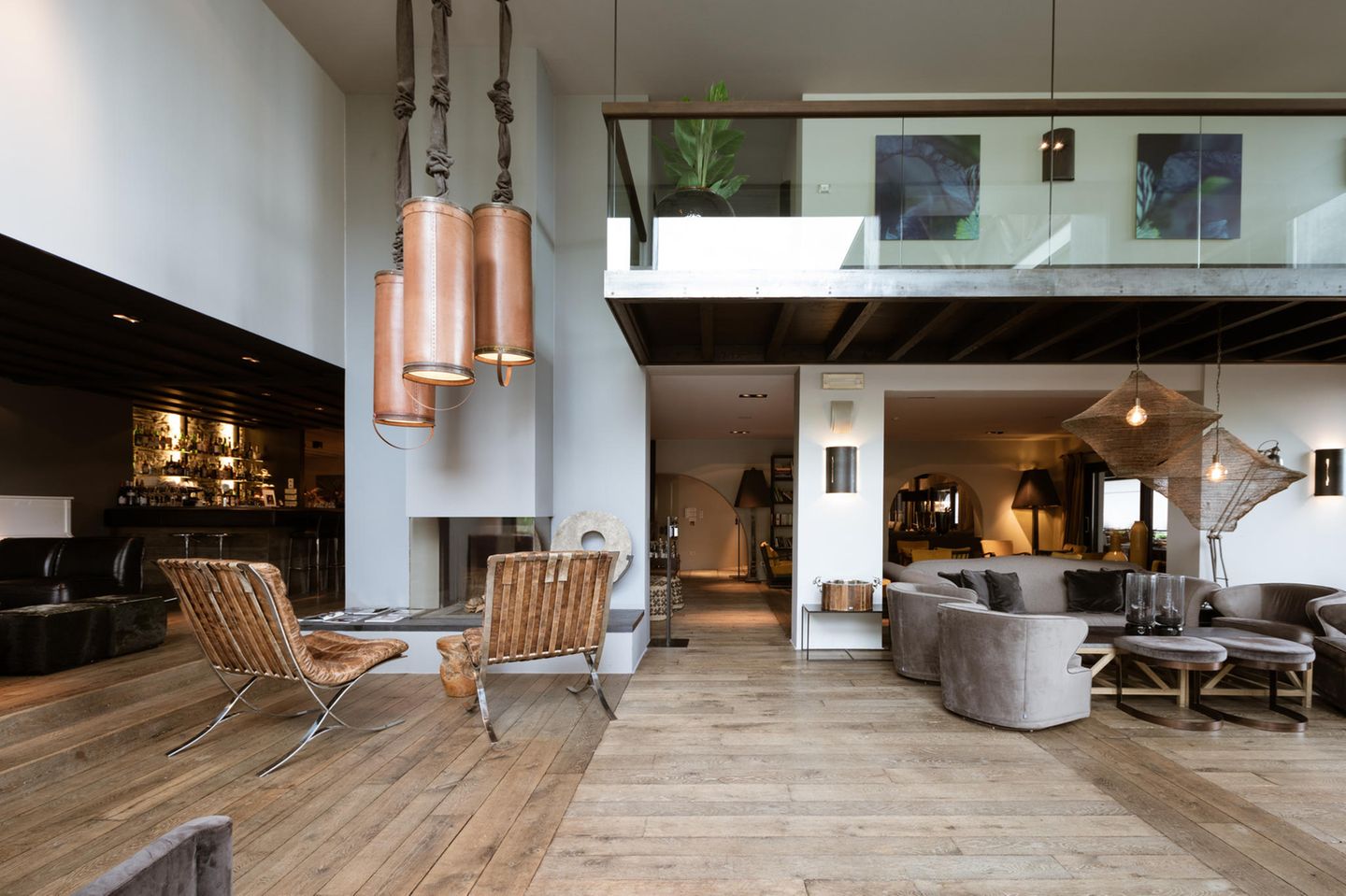 Raum mit hohen Decken und zwei verschiedenen Sitzmöglichkeiten, darüber ein balkonartiger Vorbau