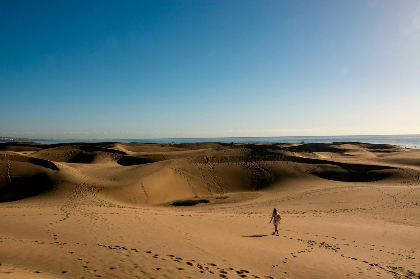 Ab in die Dünen und an die Strände Mädchen in der Wüste von Mai Palomas auf Gran Canaria