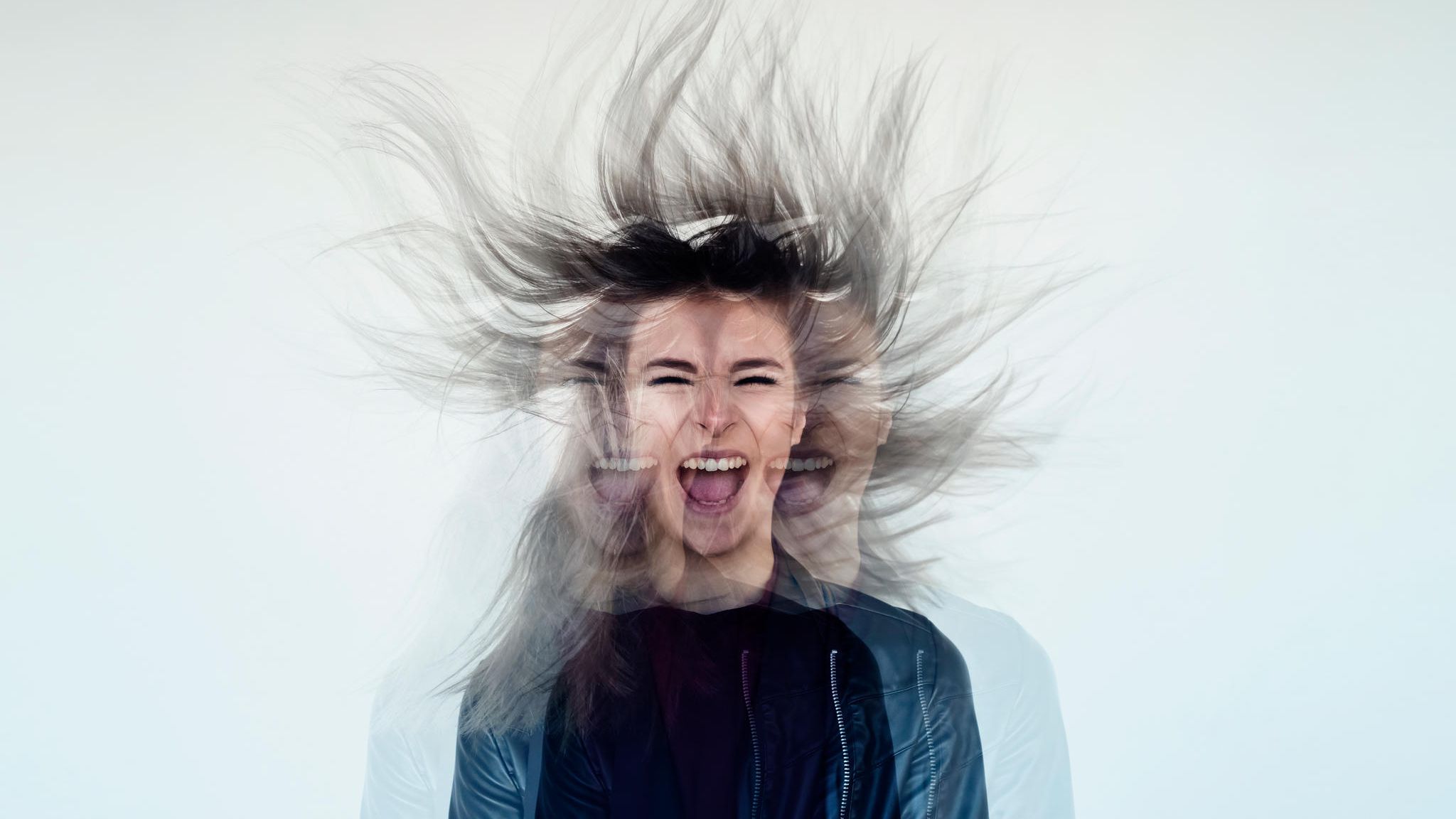 Frau mit hochfliegenden Haaren