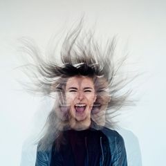 Frau mit hochfliegenden Haaren