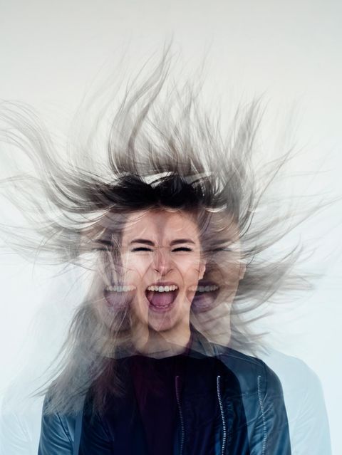 Frau mit hochfliegenden Haaren