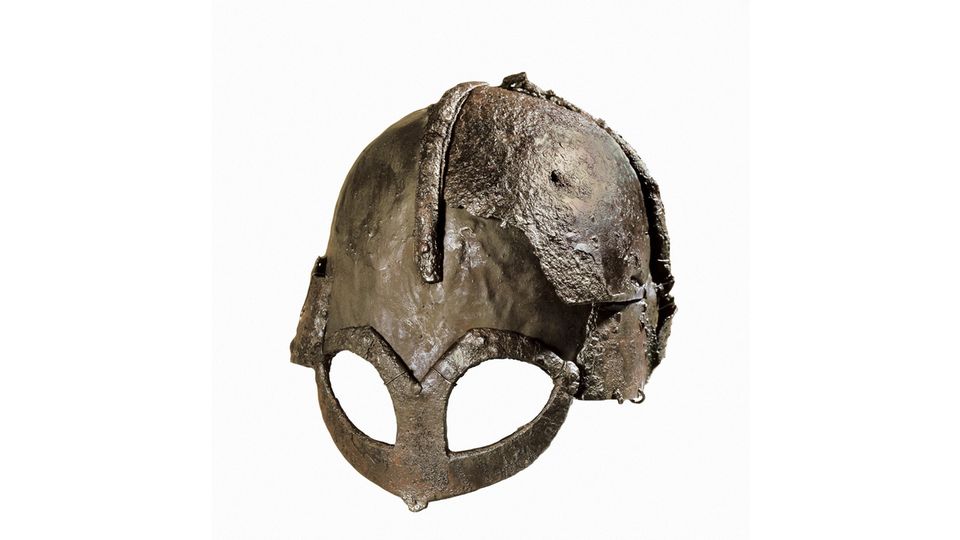 Bräunlich schimmernder metallener Wikingerhelm mit zwei Gucklöchern für die Augen